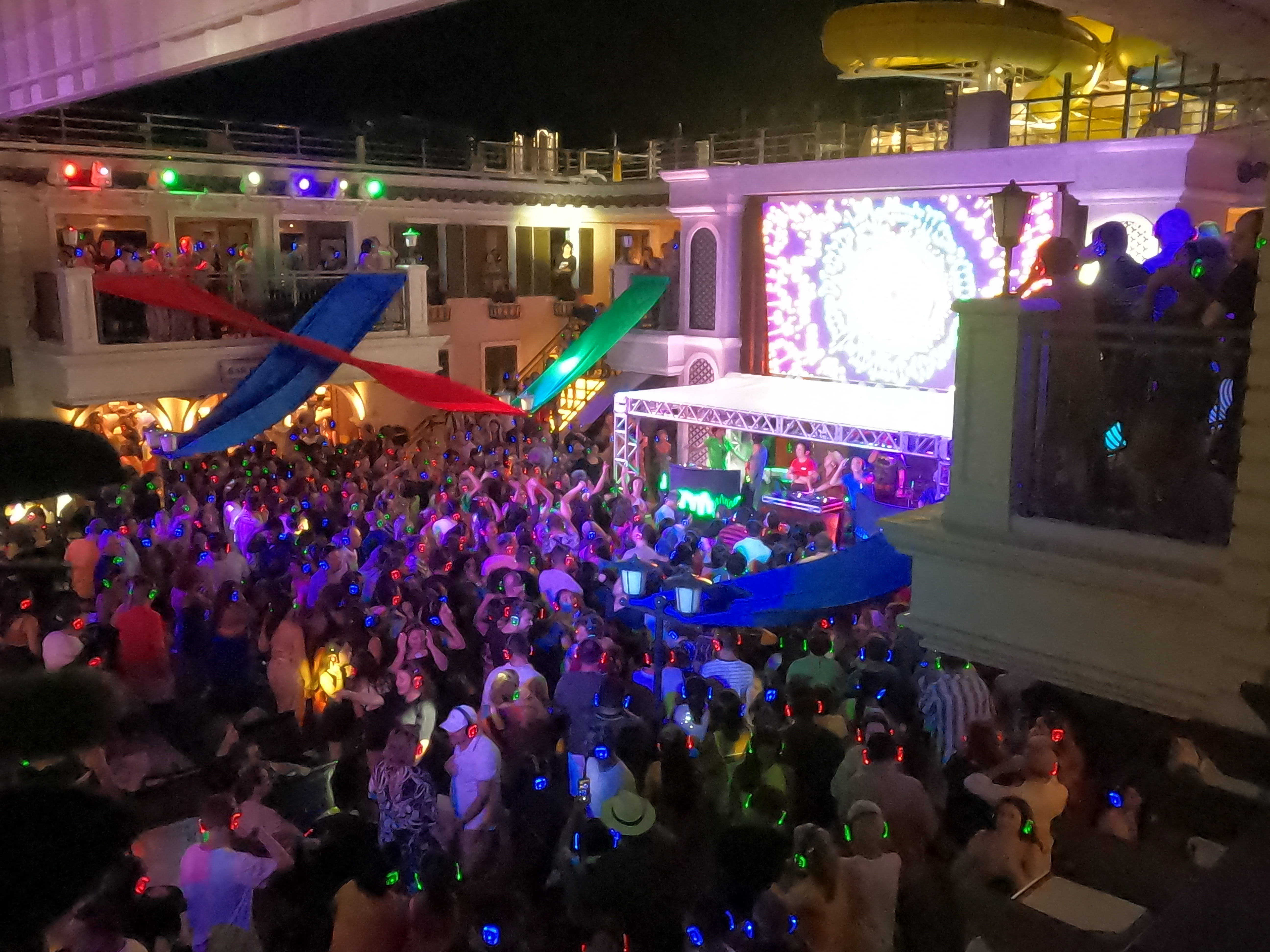 Imagem real de festa em navio de cruzeiro